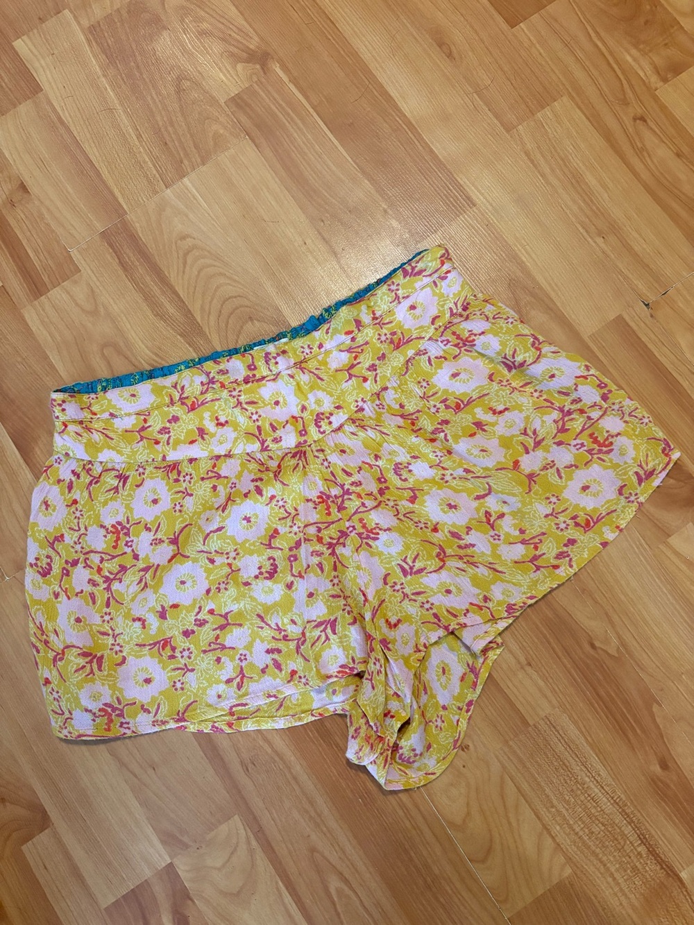 🔥Billabong Woman’s Boho Yellow & Pink Flowers Shorts Sz. L